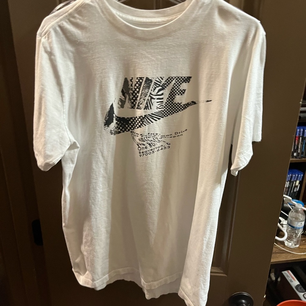 10%OFFWhite Nike shirt never worn10%OFF w/ bundle deal add 3+ items